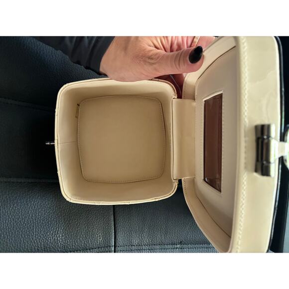 Chanel Patent Cosmetic Minaudière - Picture 6 of 10